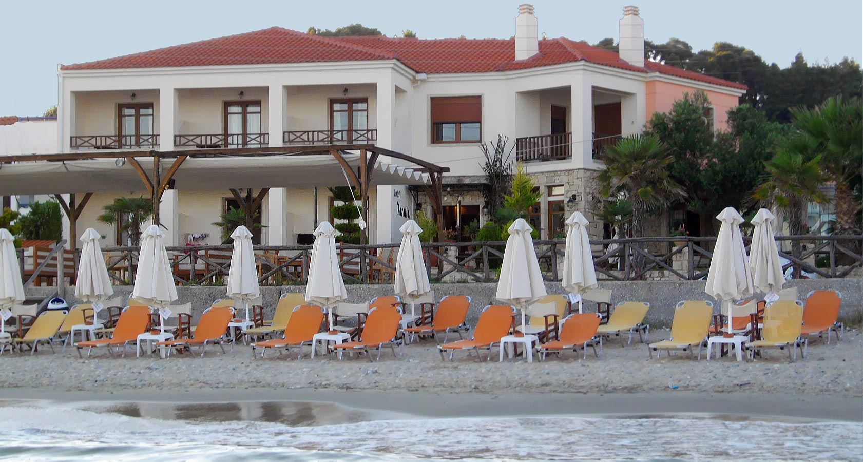 Η εξωτερική καφετέρια του ξενοδοχείου Paralio